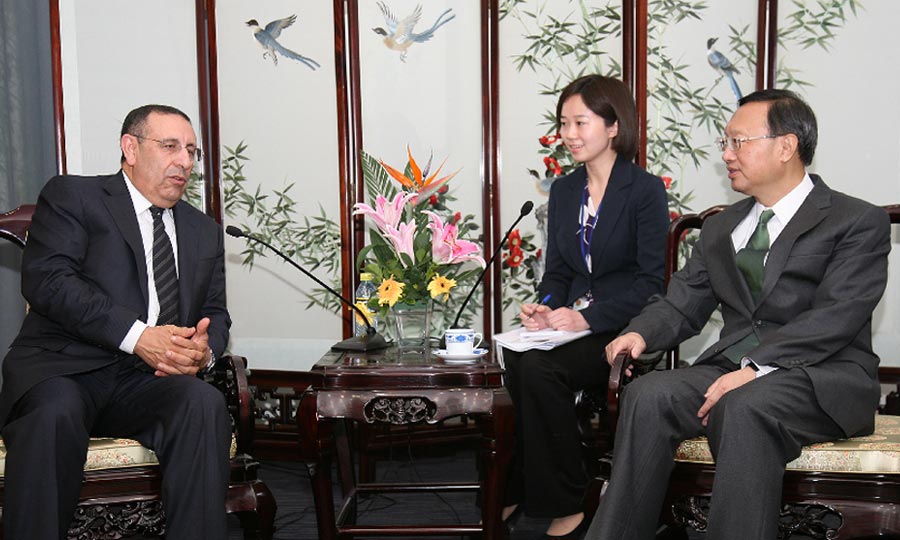 M. Amrani s’entretient avec le Chef de la diplomatie chinoise, Yang Jiechi.