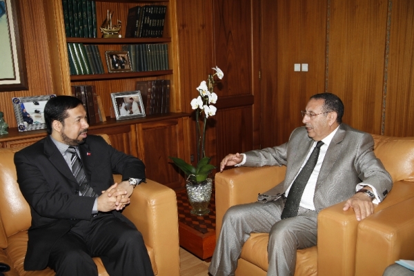 Monsieur Amrani avec le Ministre bahreïni des droits de l\'Homme, M. Salah Ali.